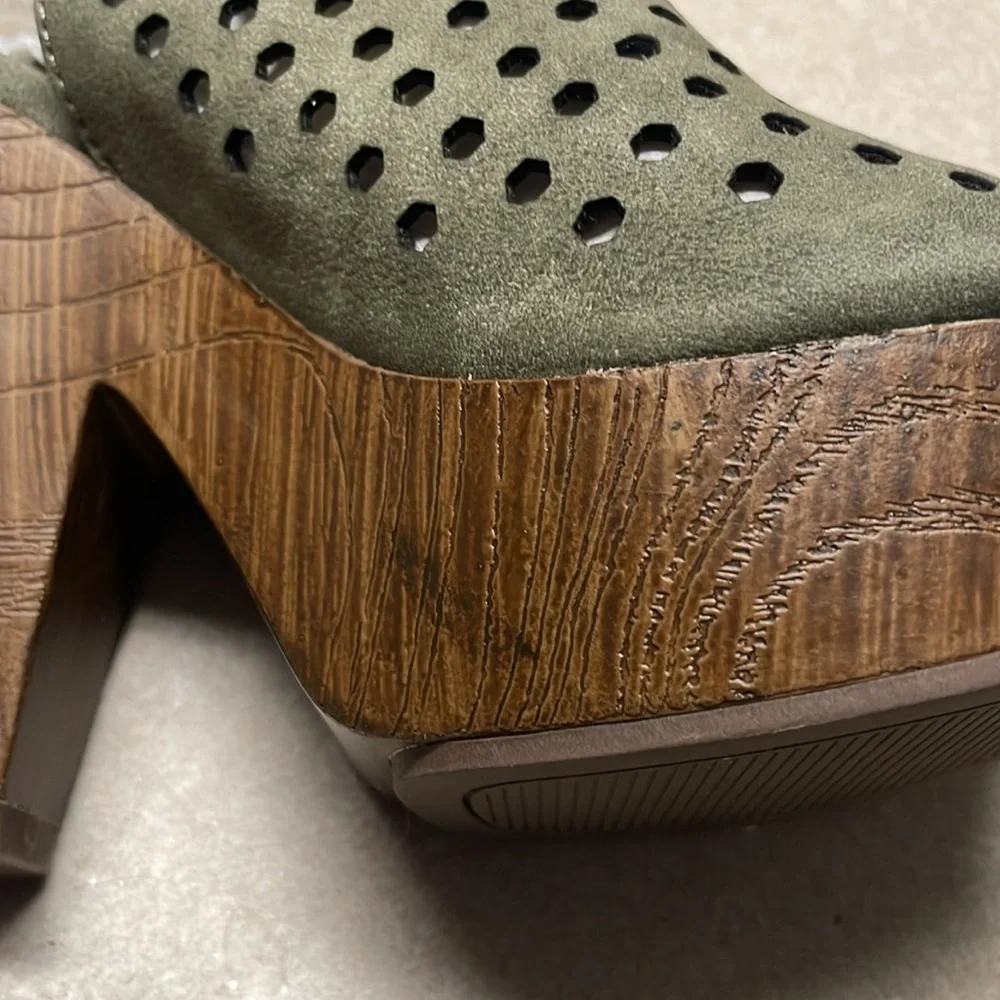 G by Guess Olive green platform heel - Picture 7 of 7